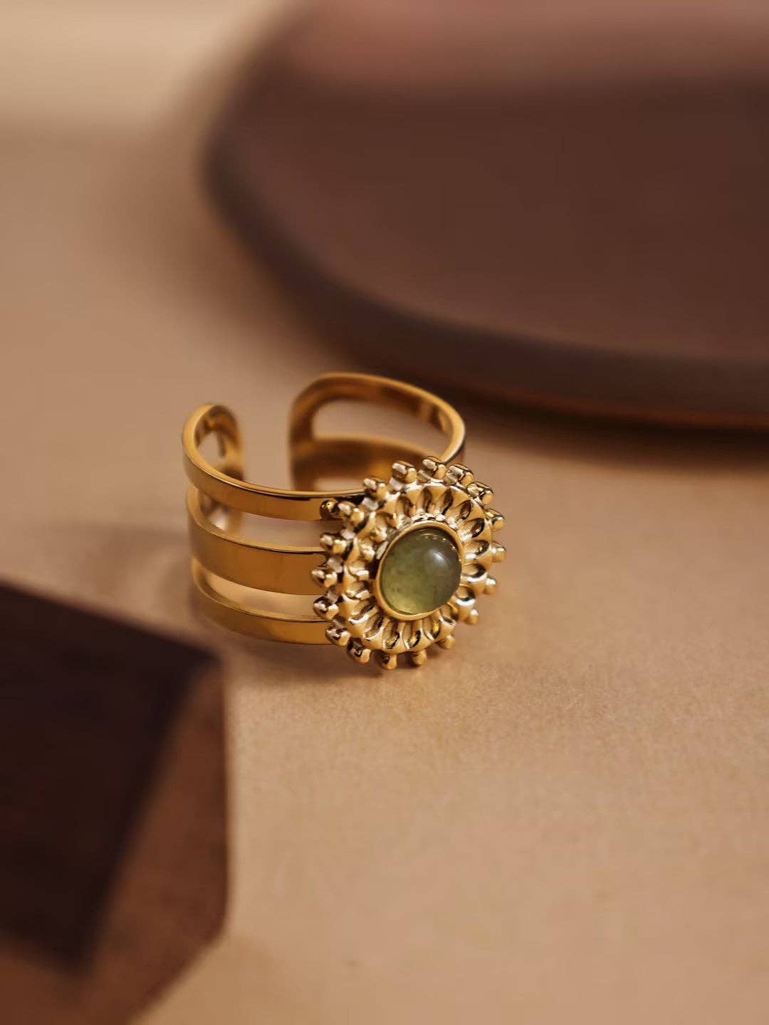 Revelari – wholesale Cocktail/statement ring – Gold Ring with Sunflower Design and Green Gemstone4
