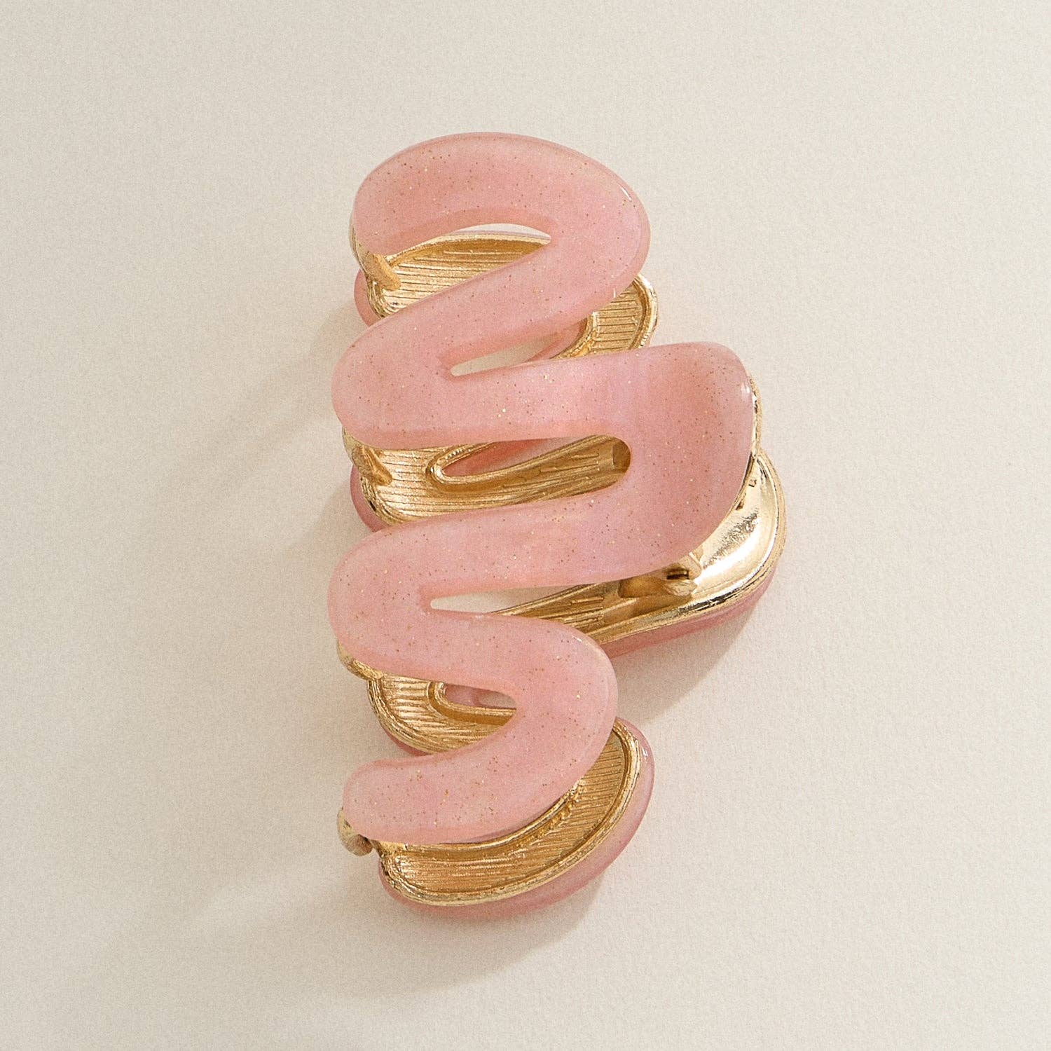 Frem – wholesale Hårklämma - Dam – Matt vågig klämma med gulddetaljer – Liten hårklämma för halvuppsättningar8