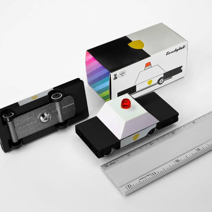 Candylab Toys – wholesale Leksaksbil/Lastbil - Barn – Polisbil i trä från Candycar-serien, 9 cm lång2