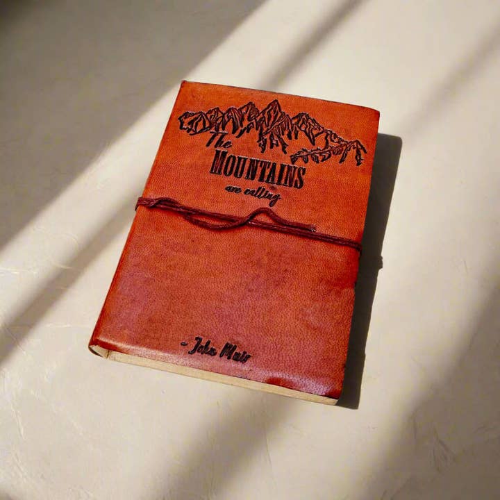 Soothi | Containers Of Creativity - Vente Journal intime - Journal en cuir avec citation de John Muir - "Les montagnes m'appellent" Journal d'aventure6