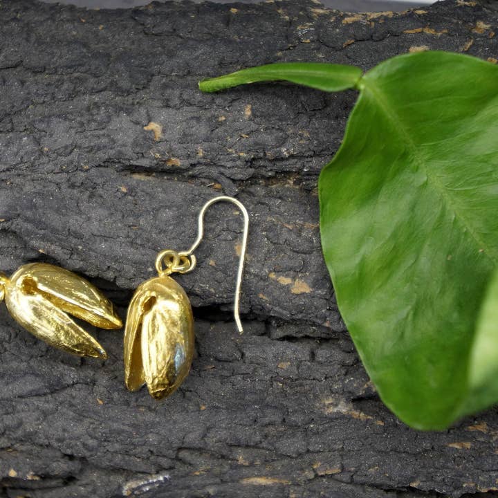 Boucles d'oreilles pendantes en pistache faites à la main plaquées or pour la vente par Mother Nature Jewelry