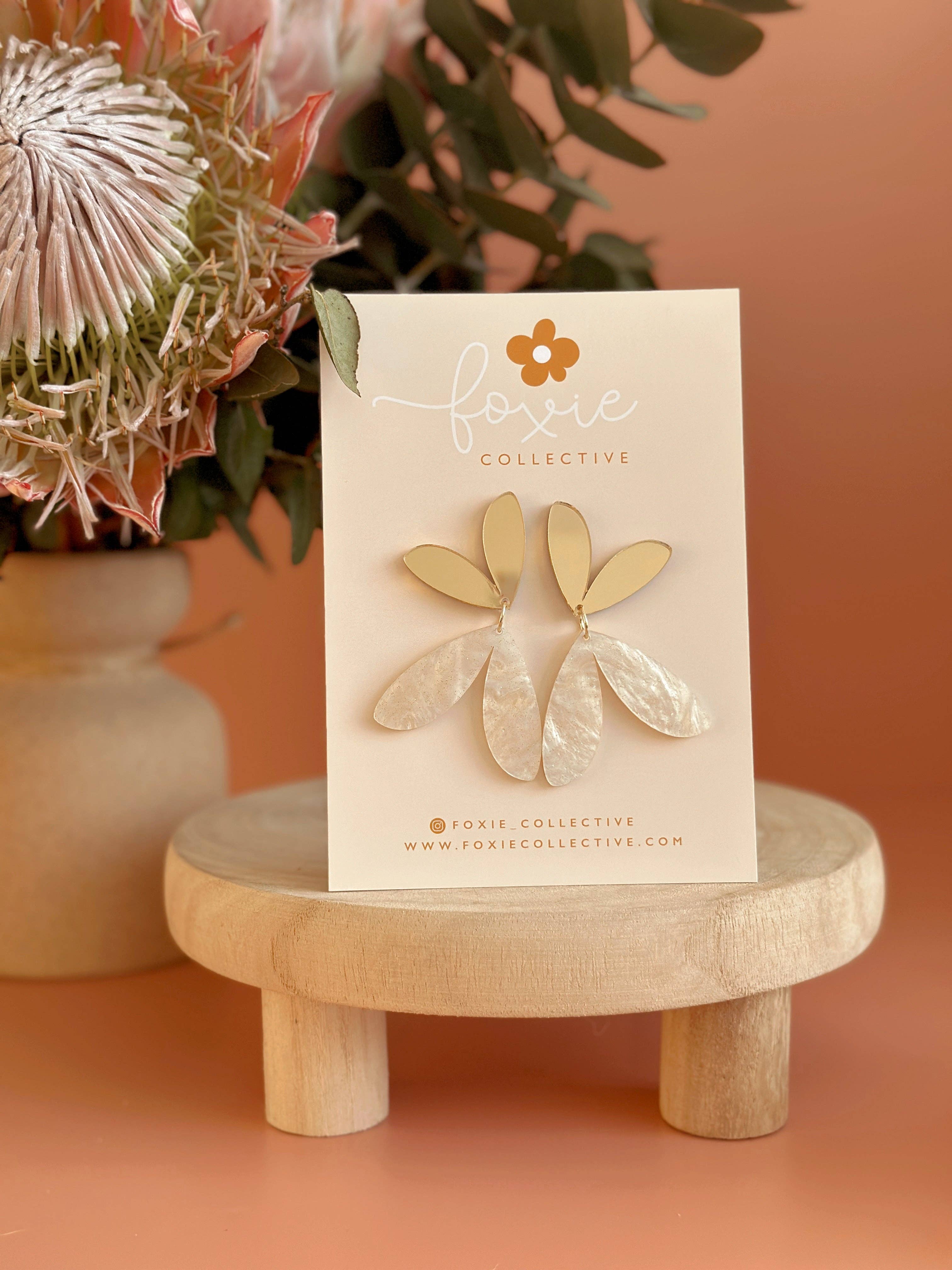 Foxie Collective – Brincos de argola por atacado – The Love Bug | Gold + Creme Glitter Swirl | WESALE0