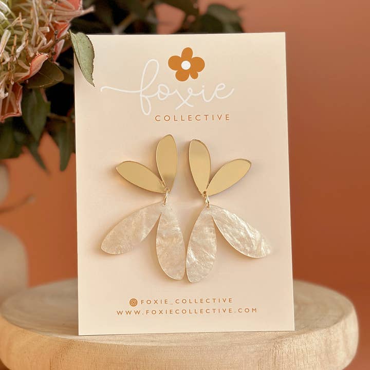 Foxie Collective – Brincos de argola por atacado – The Love Bug | Gold + Creme Glitter Swirl | WESALE0