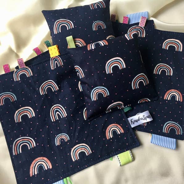 Babypude med varmebevarende speltfyldning og regnbuemotiv for engroshandel hos bebelito