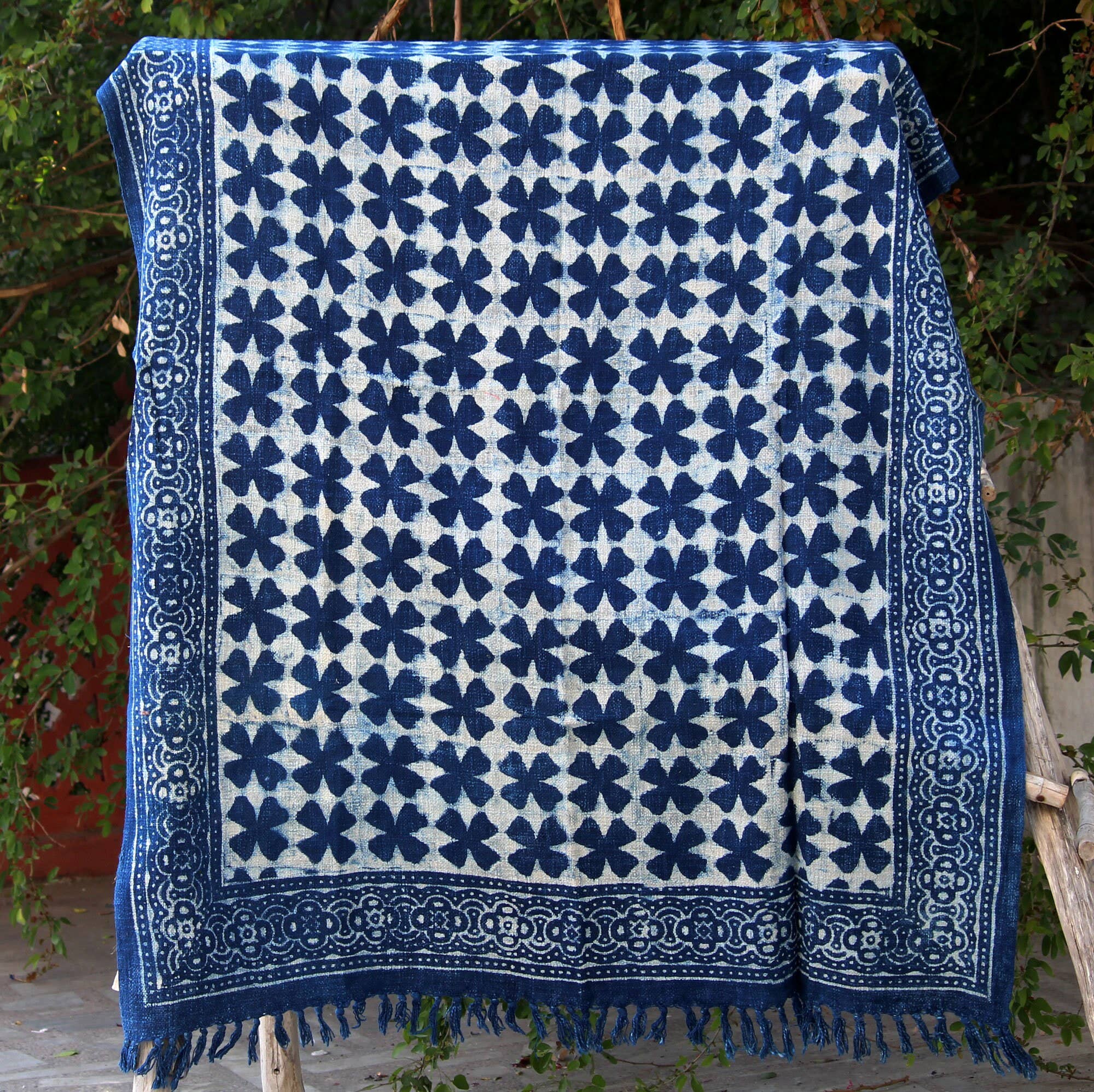 Bhawana Handicrafts - Vendita all'ingrosso Plaid - Copriletto per divano fatto a mano in tessuto color fango indaco con nappine1