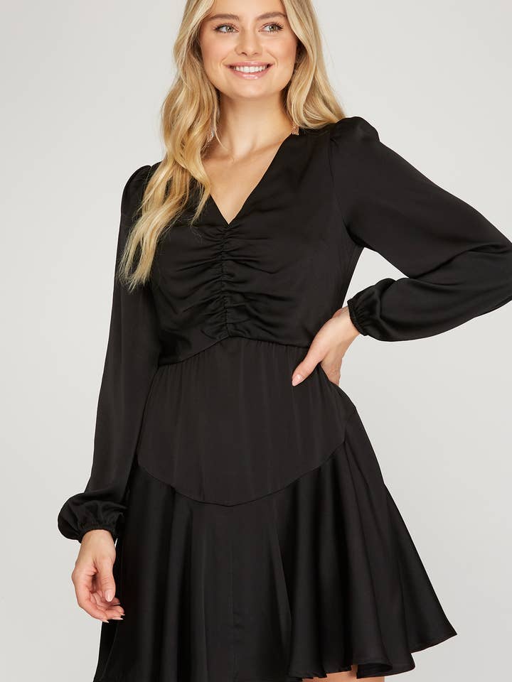 57876-SU - ROBE À ENCOLURE EN V EN SATIN AVEC DÉTAIL FRONCÉ ET OURLET VOLANTÉ pour la vente par Peace Love Line