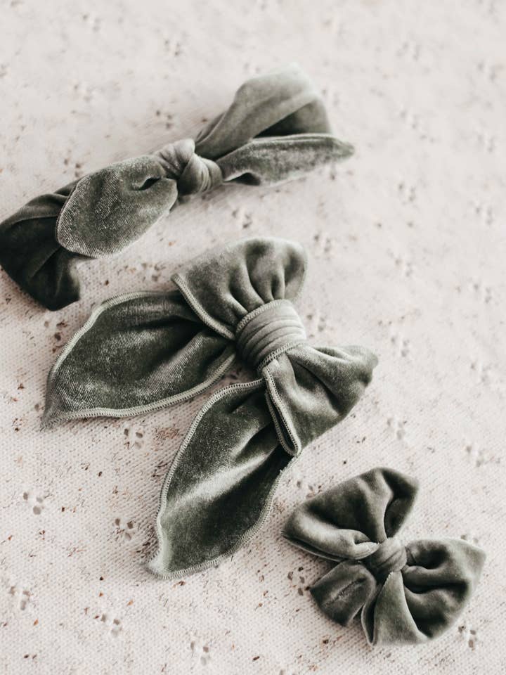 Arcs et Nœuds papillon : Velours vert pour la vente par Bencer & Hazelnut