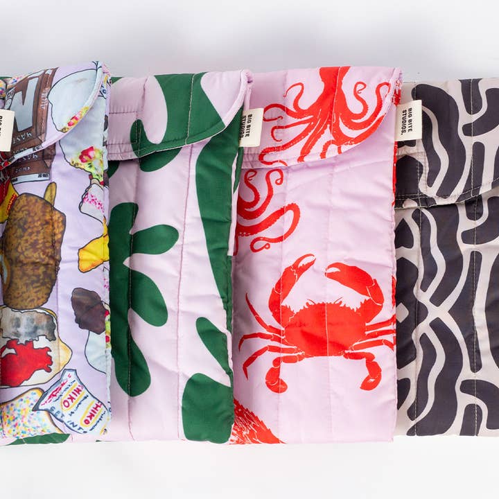 HAPPY POUCH CLUB — BOLSA ACOLCHOADA PARA IPAD por atacado de Big Bite Studios