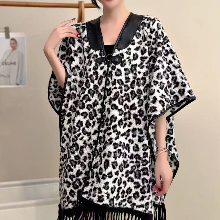 Poncho con stampa leopardata e frange PE395 per la vendita all'ingrosso da parte di PEACH ACCESSORIES