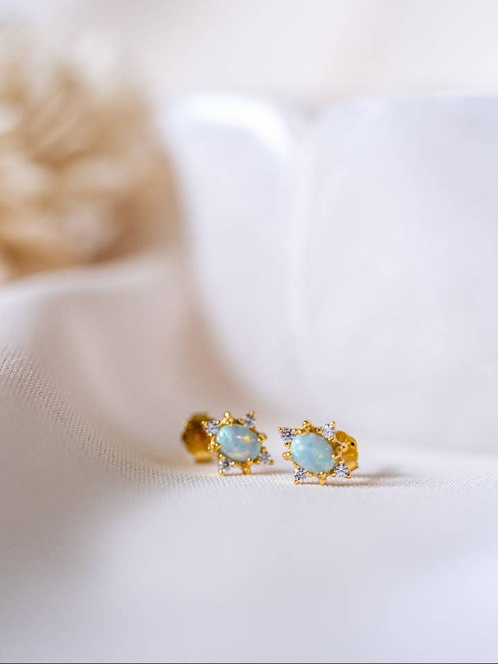 Clous d'oreilles en cristal d'opale bleue pour la vente par Rox & Lily