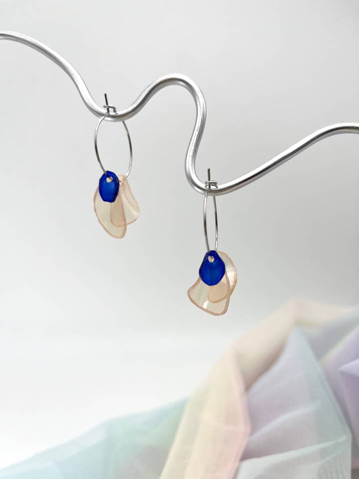 Upcycling-oorbellen creolen ELF blauw crème voor wholesale door Slow Up Studio