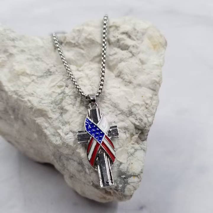 Collier en forme de croix patriotique - 4 juillet pour la vente par The Pretty Jewellery