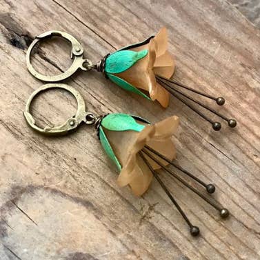 Pendientes Flor de Lucite Naranja con Hojas Pintadas a Mano para venta al por mayor de Fuchsia Bloom Studio