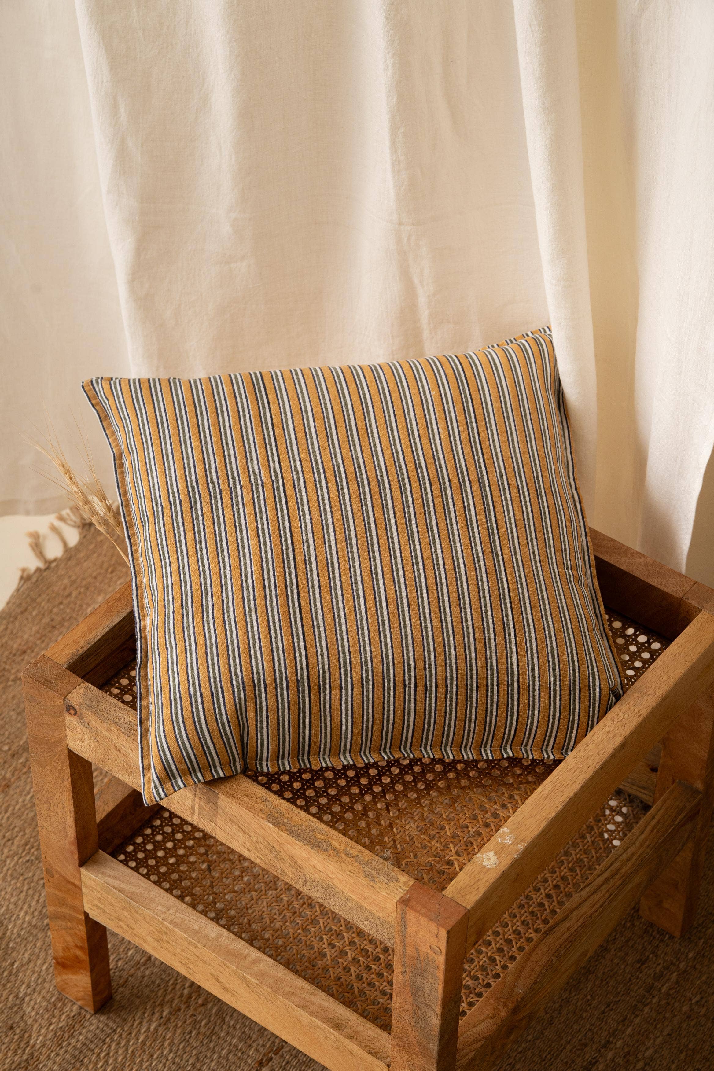 Live Linen - Vente Housse de coussin - Housse de coussin en lin Nier imprimée à la main - Motif rayé