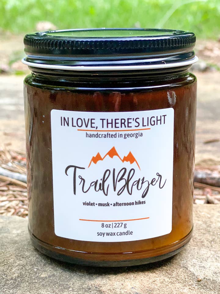 Vela de soja âmbar derramada à mão Trail Blazer 8 oz por atacado de In Love, There's Light