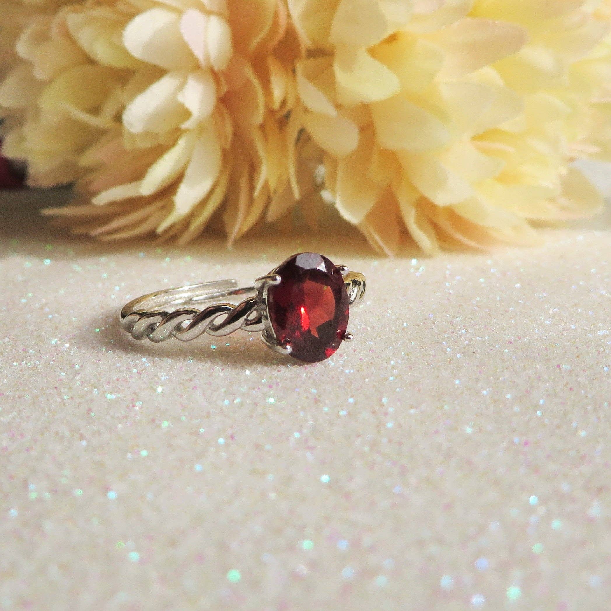 GRANATRÖD bas SILVER ARUNA justerbar ring med naturlig röd granat för wholesale på Faire5