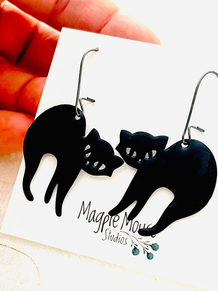 Orecchini Gatto Nero, Orecchini in Vetro Smaltato Nero per la vendita all'ingrosso da parte di Magpie Mouse Studios