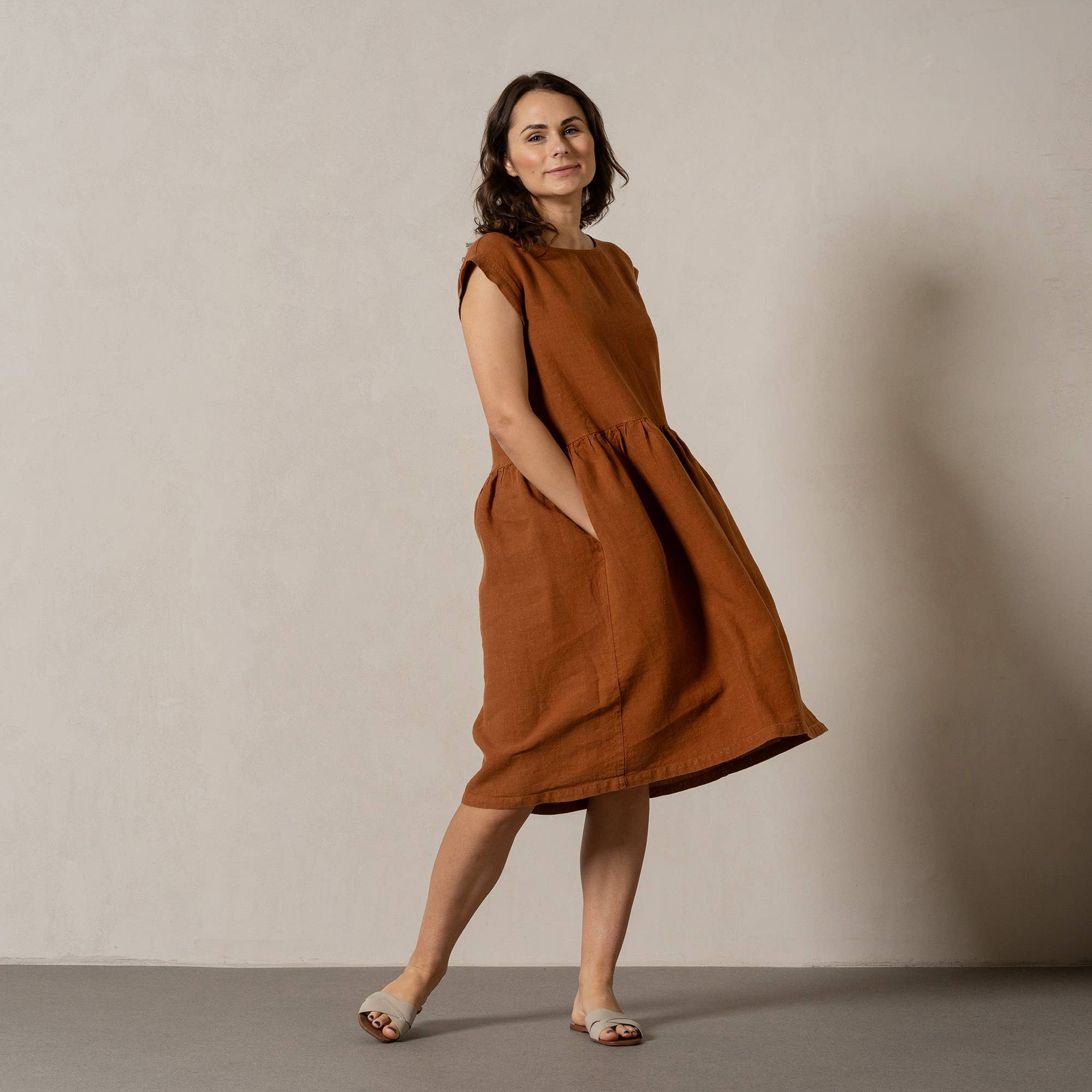 menique – wholesale Klänning - Dam – Linnesmokklänning Cecilia - Midilång Lös Linnéklänning8