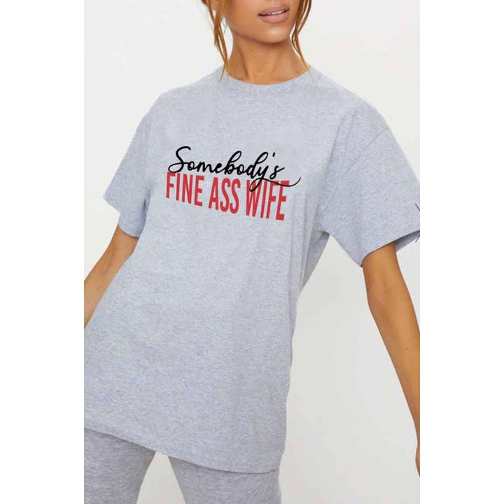 crashangel.us - Vente T-shirt sérigraphié – femme - T-SHIRT GRAPHIQUE FINE ASS WIFE GRAPHIC POUR FEMMES2