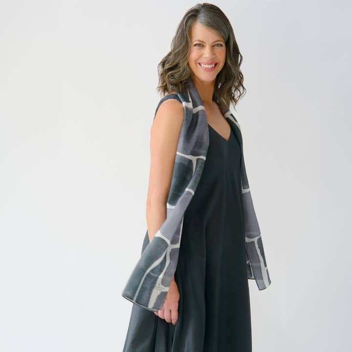 Antenna Studio - Venta al por mayor Bufanda - Mujer - Pañuelo de seda de diseñador con estampado «Pebbles Night»4