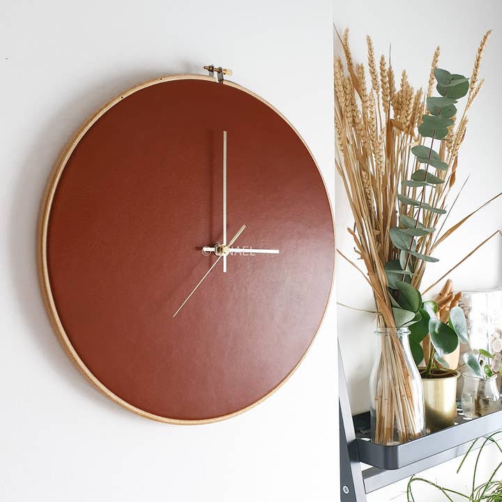 Linael - Venta al por mayor Relojes de pared - Reloj de pared grande de cuero color marrón coñac