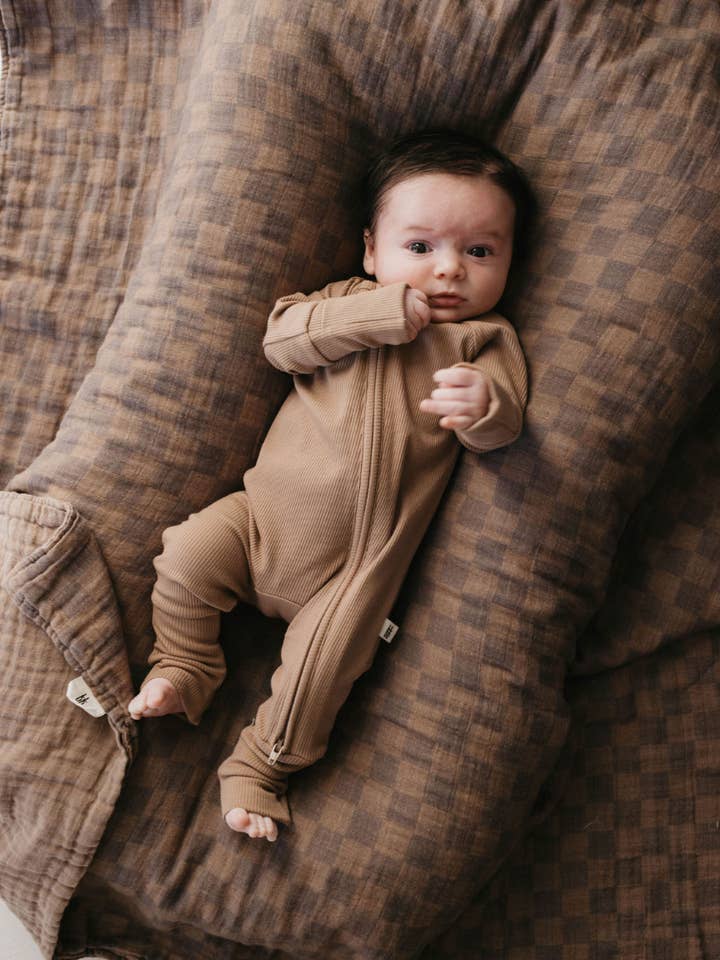 Bambus Lynlås Pyjamas | Ribbet Mælkechokolade for engroshandel hos Forever French Baby