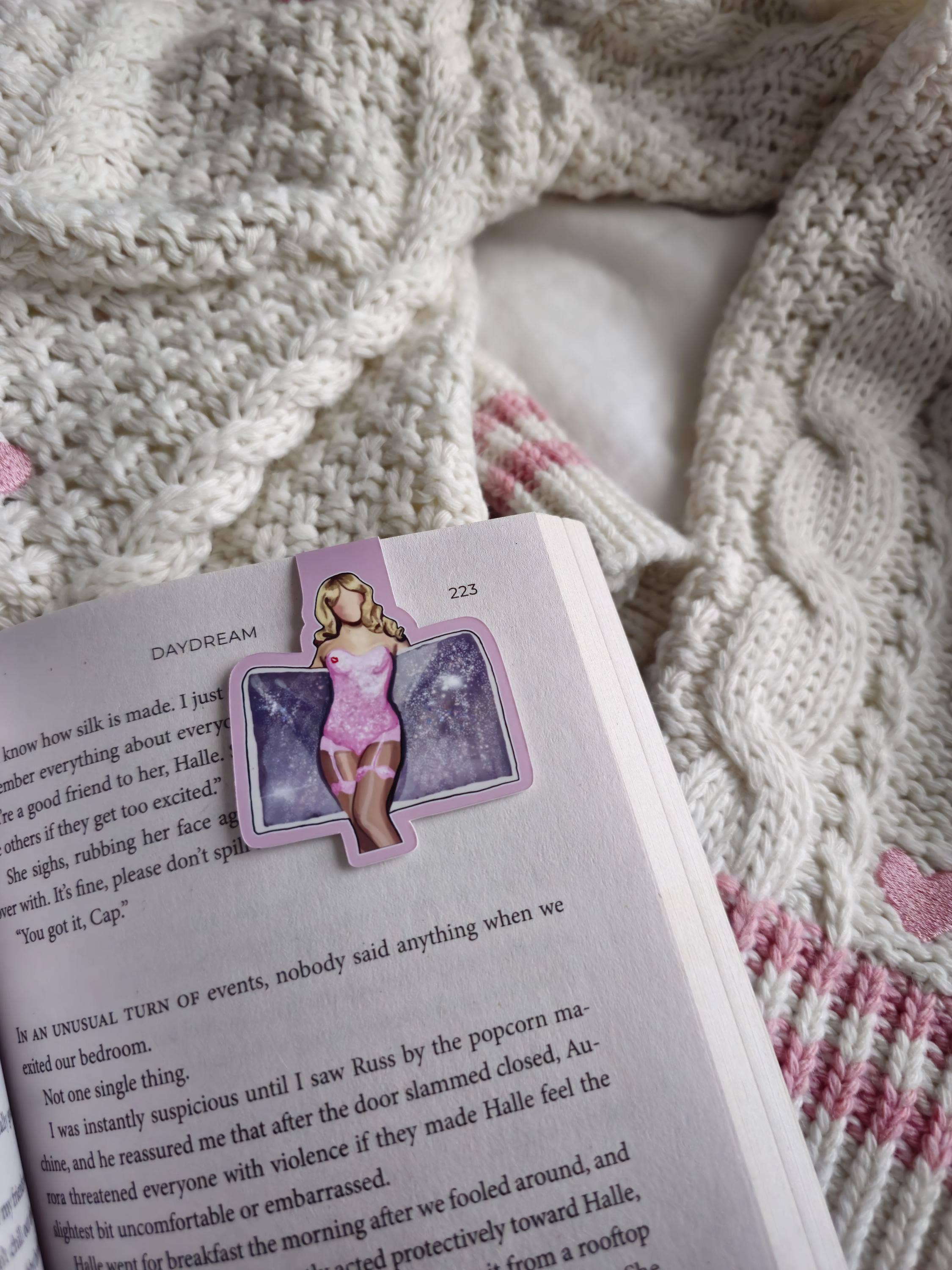 Like Starlight Studio - Wholesale Bookmark - Sabrina Carpenter Short and Sweet Magnetic Bookmarks1