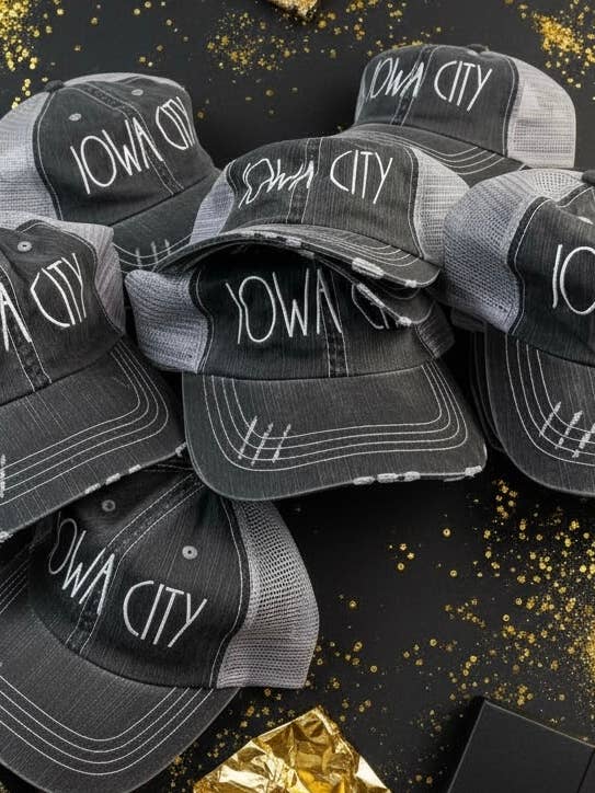 Boné Vintage de Caminhoneiro de Iowa City | Boné com Traseira de Rede Desgastada | por atacado de Ink + Thread