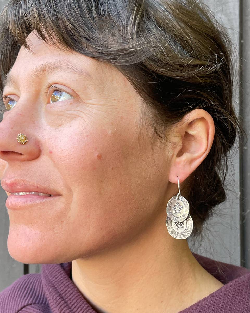 Zig Zag Asian Collection – wholesale Hängande örhängen – Stämplade Tribal Disk Örhängen1