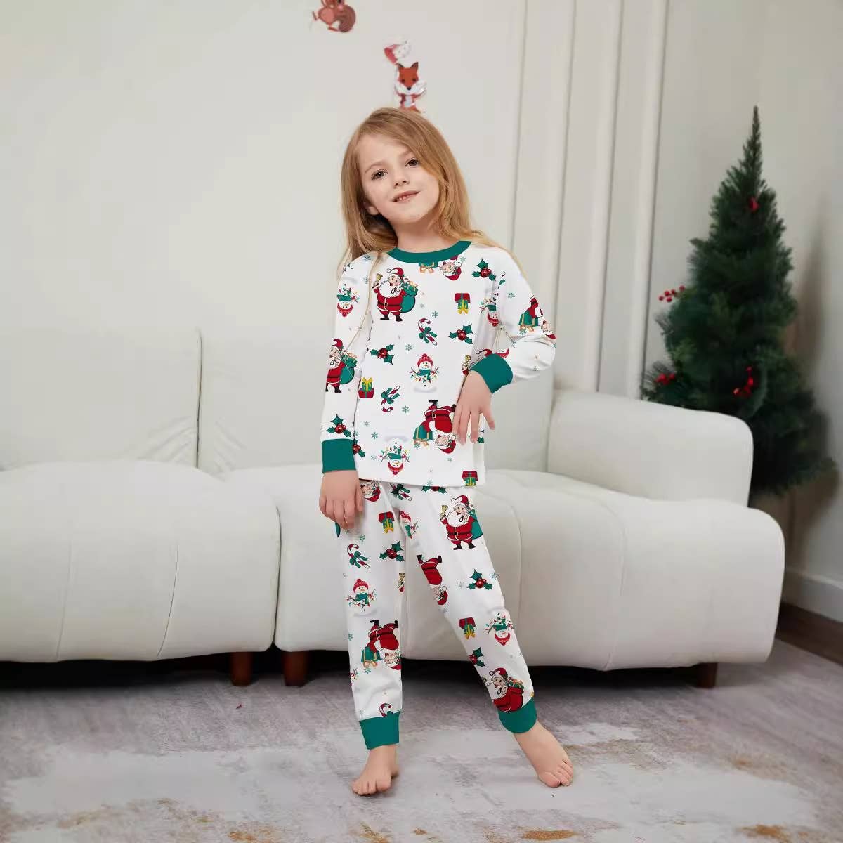 Wit Kerstpyjama's voor het hele gezin met de Kerstman in het wit voor groothandel op Faire1