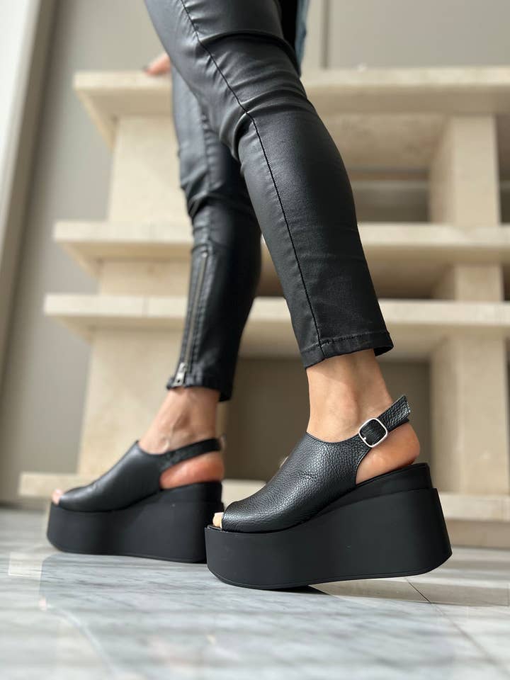 Akame Schwarze Lederplattform – Leicht, Gepolstert & Kühn (Kopie) für den Großhandel von PMK Shoes - Quick Ship Line