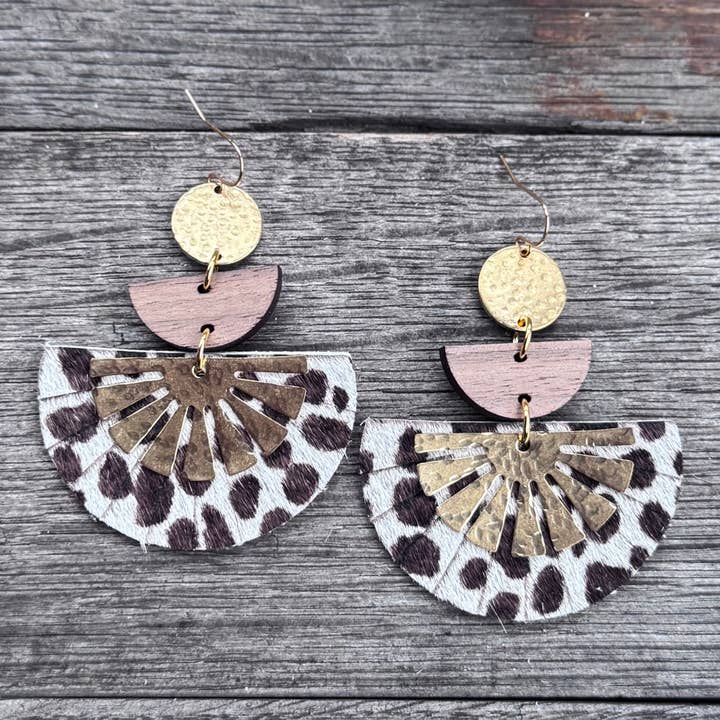 Taylor - Pele de Chita - Brincos de Latão + Couro por atacado de Be Like Missy