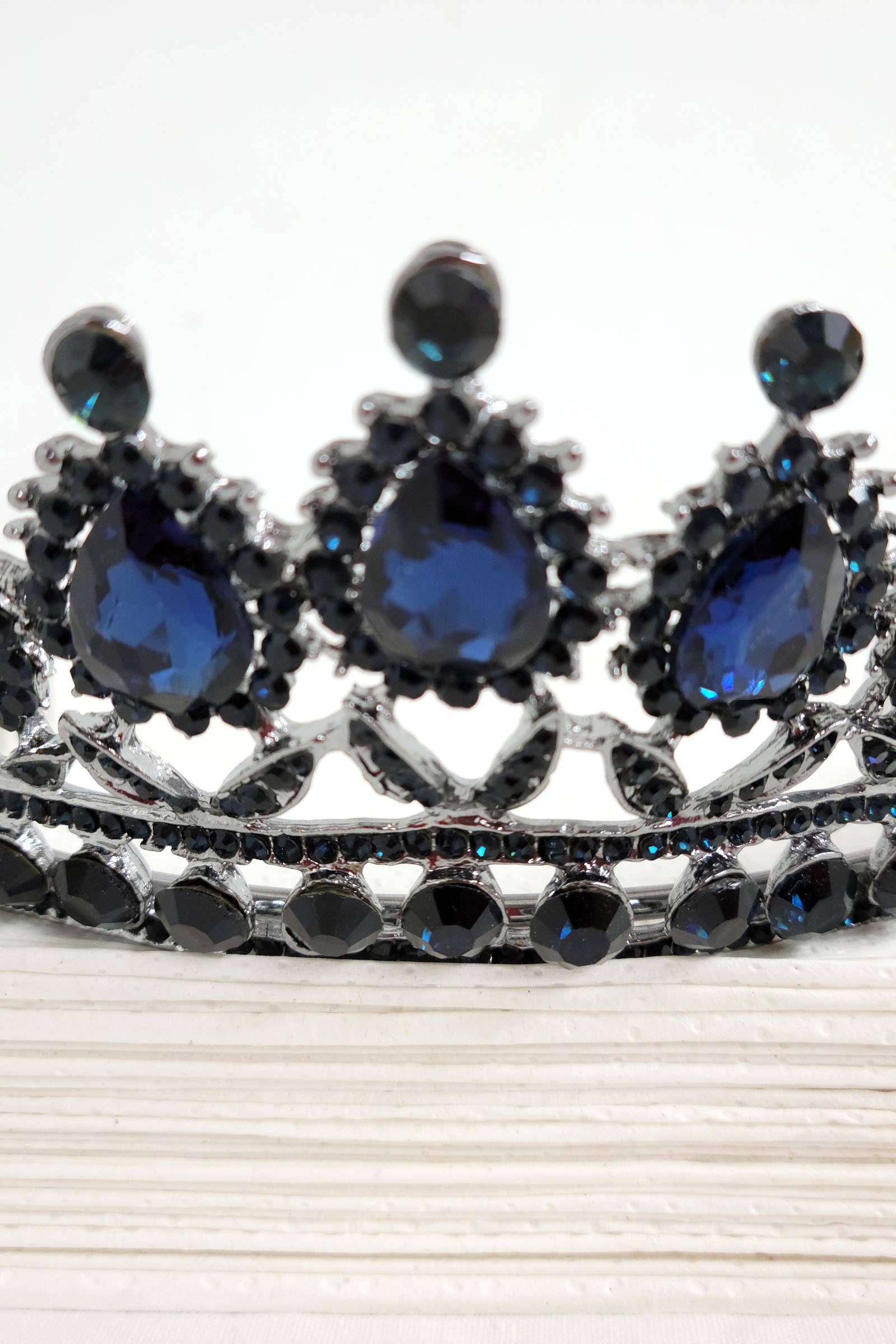 Chicas - Wholesale Tiara - Women's - One Size Fits All Metal Tiara With Jewel Rhinestones HT879-39