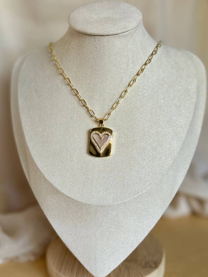 Médaille en forme de cœur pour la vente par Golden Hour Studio