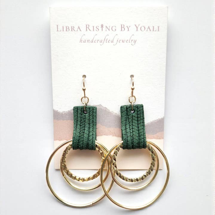 Christy Hoops en cuir vert pin pour la vente par Libra Ris↟ng By Yoali