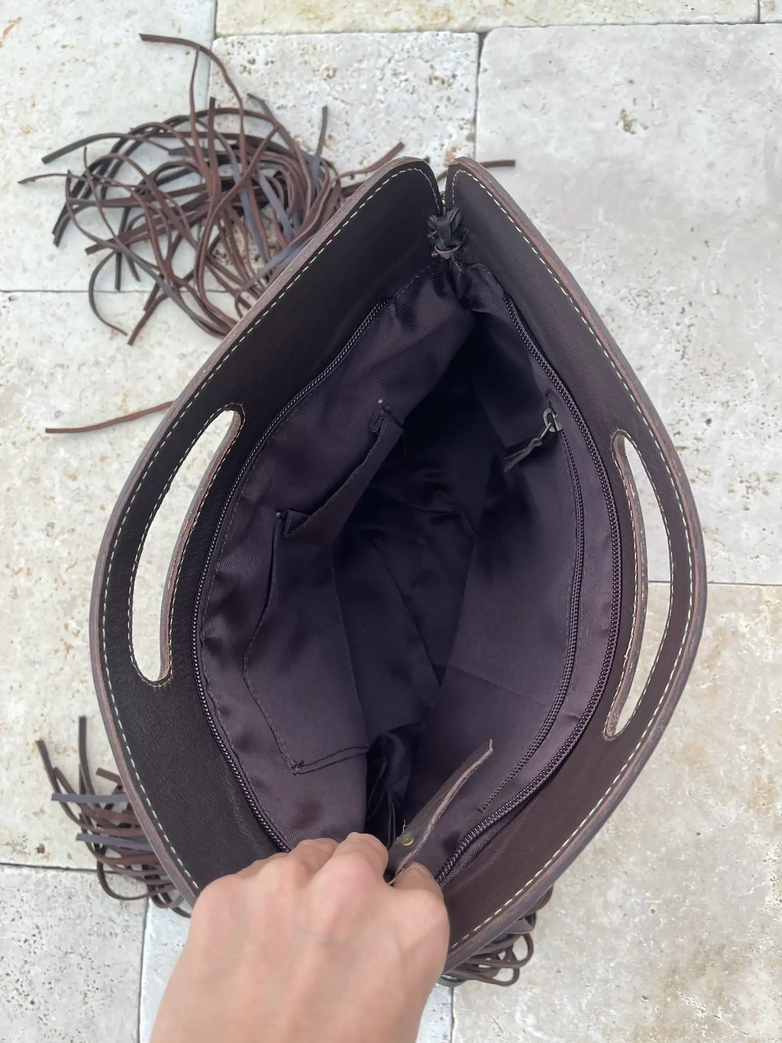 Boho Ranch Shop - Vente Sac à bandoulière – femme - Le sac bandoulière en cuir de vachette Maggie + Poches zippées à l'arrière8