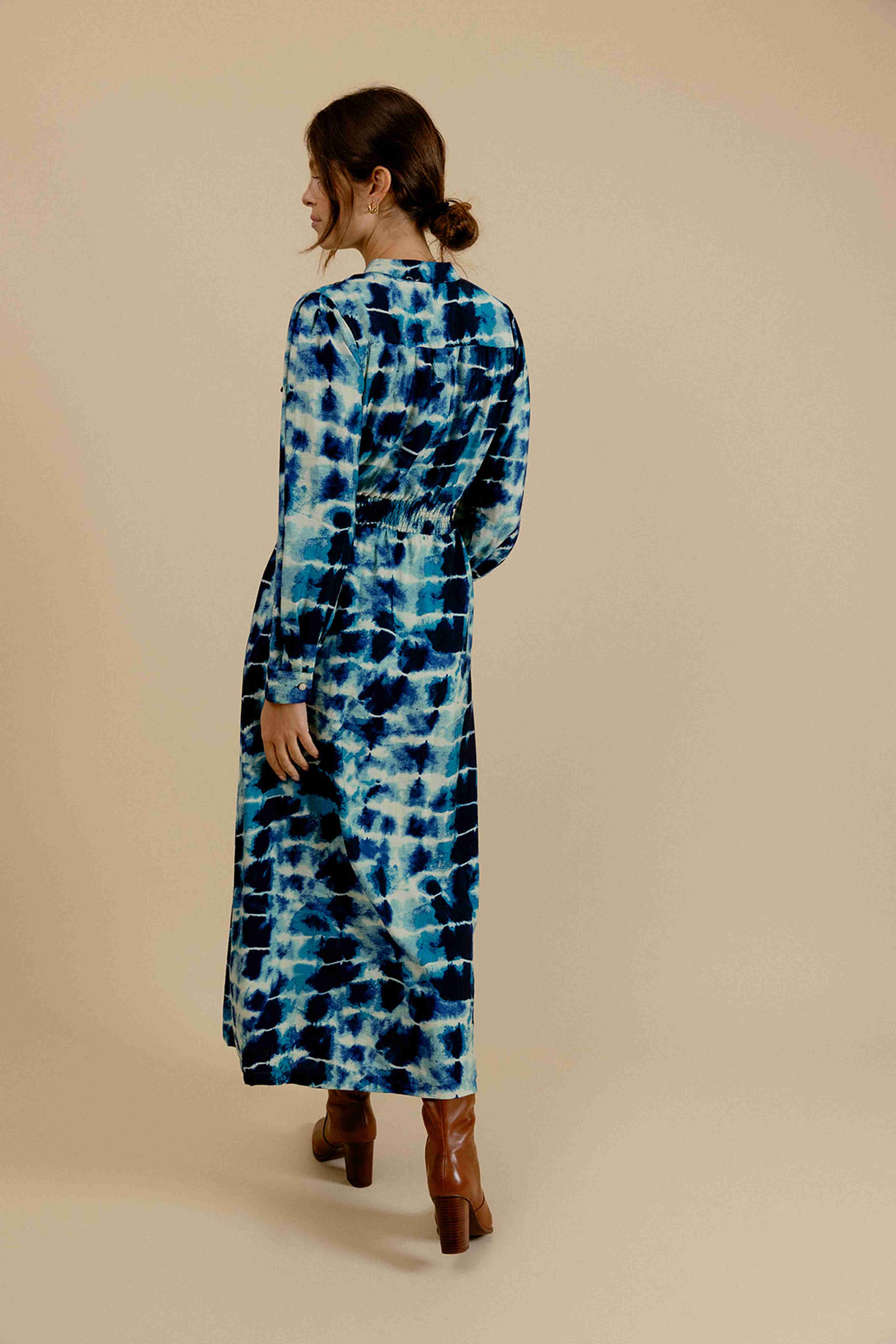 EMILIE K - Vendita all'ingrosso Vestito - Donna - Abito midi MARLENE con stampa tie-dye, colletto alla coreana e bottoni1