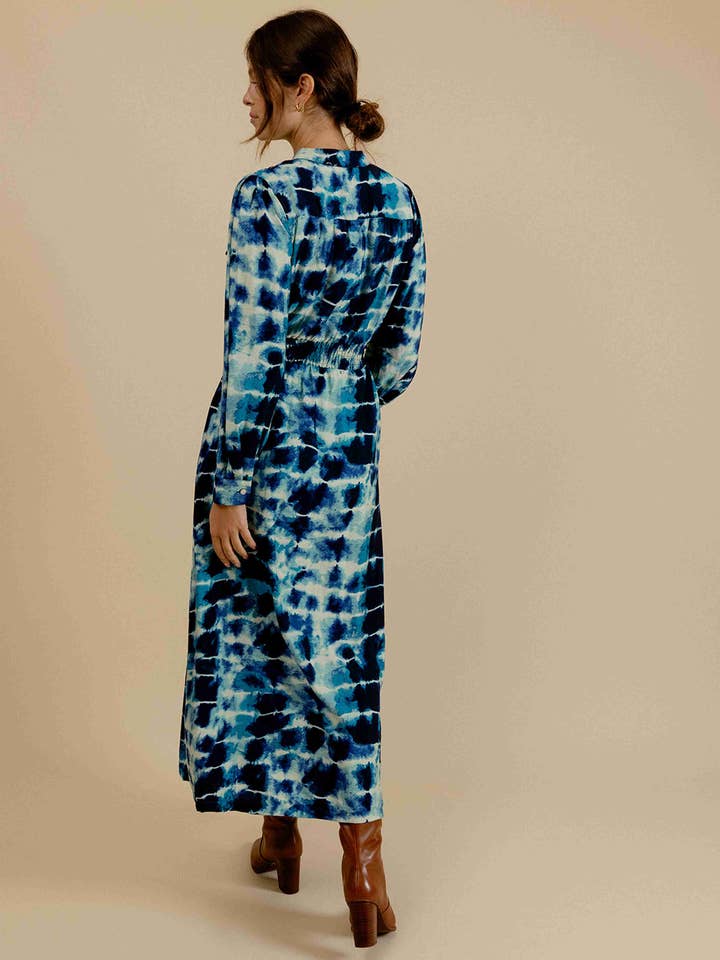 EMILIE K - Vendita all'ingrosso Vestito - Donna - Abito midi MARLENE con stampa tie-dye, colletto alla coreana e bottoni1