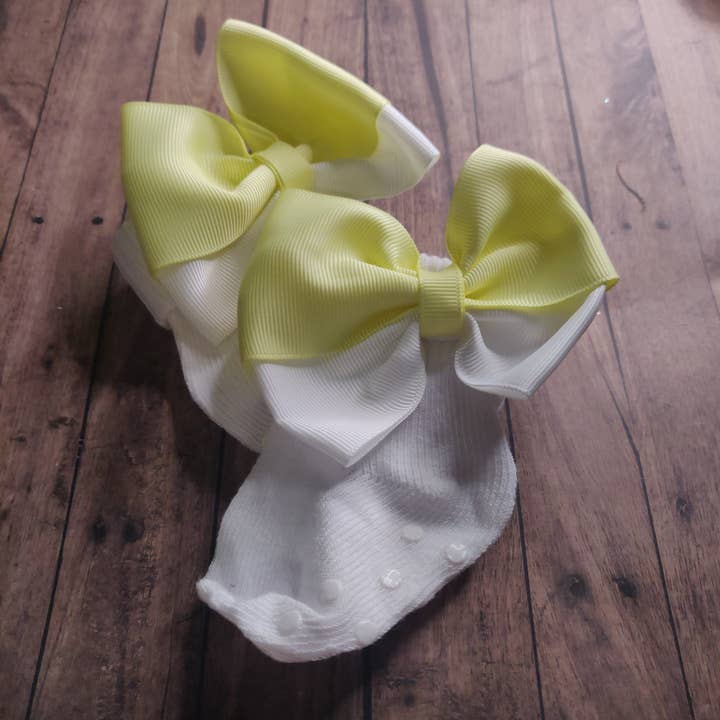 Lemon and White Bow Socks 0-6 Months for wholesale by 3d beauty brand