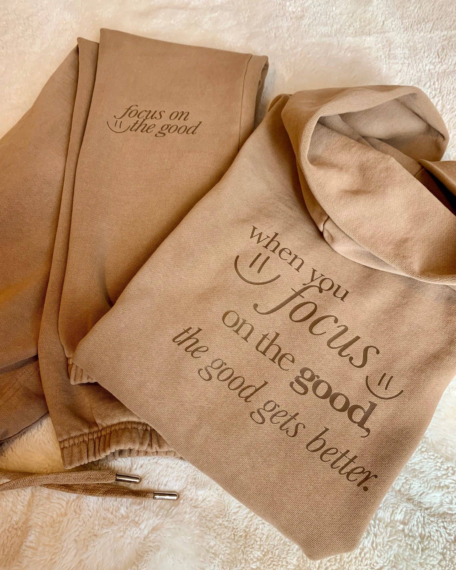 Rad Vibes Only - Vendita all'ingrosso Completo loungewear - Donna - Concentrati sul buon set abbinato: felpa con cappuccio e pantaloni sportivi Smiley