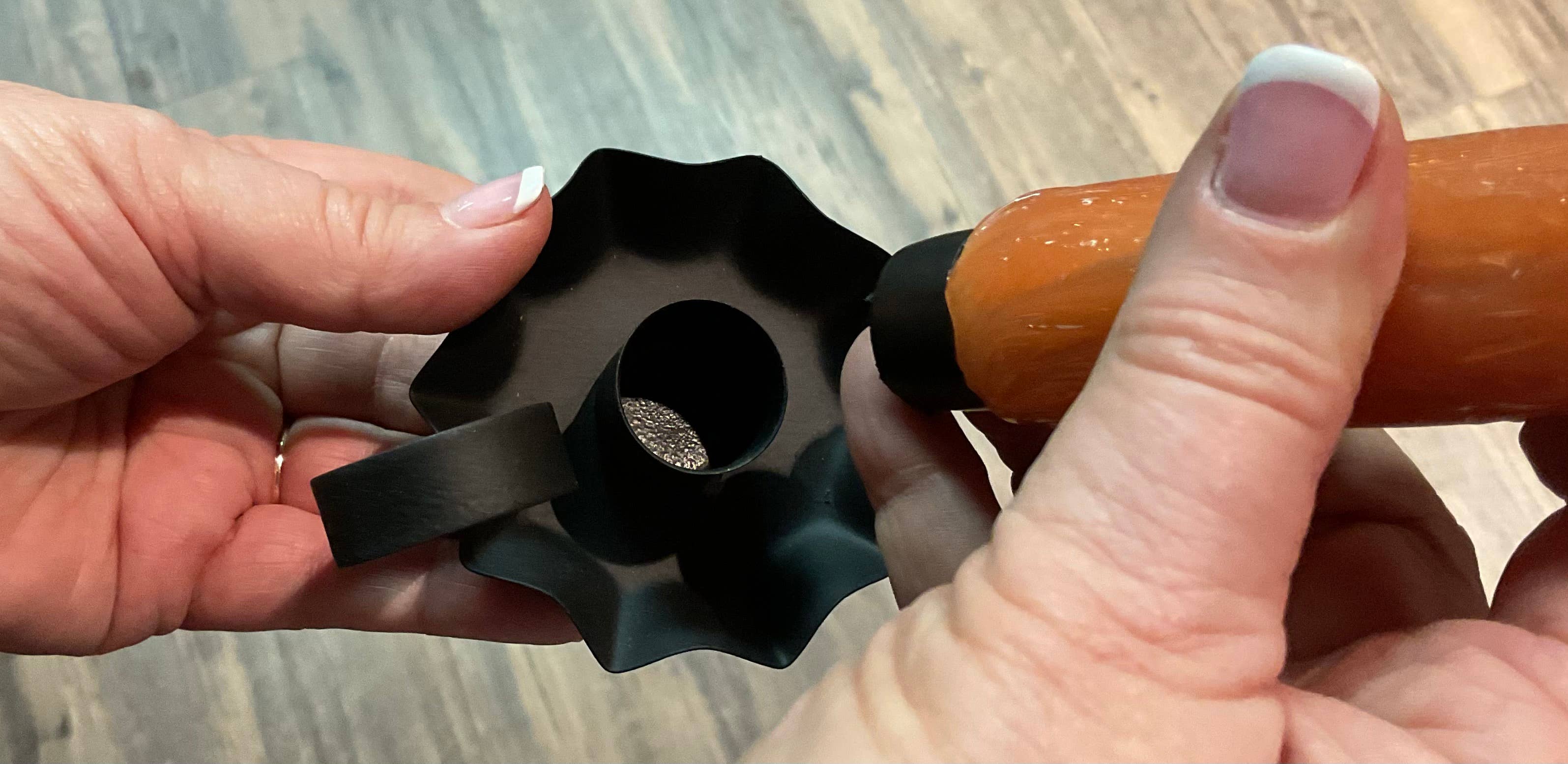 Vickie Jean's Creations Inc – Engroshandel Flammeløst stearinlys – Bevægelig Flamme Fjernbetjening Rød Scrooge Lysestage - Tapioka2