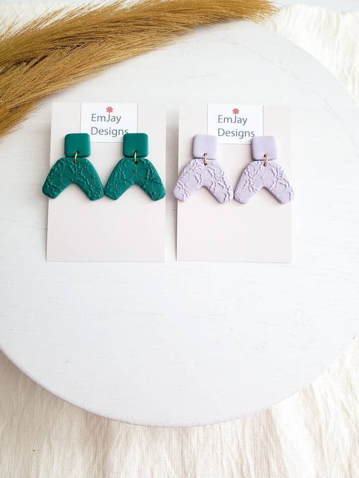 Boucles d'oreilles pendantes en pâte polymère texturée florale pour la vente par EmJay Designs