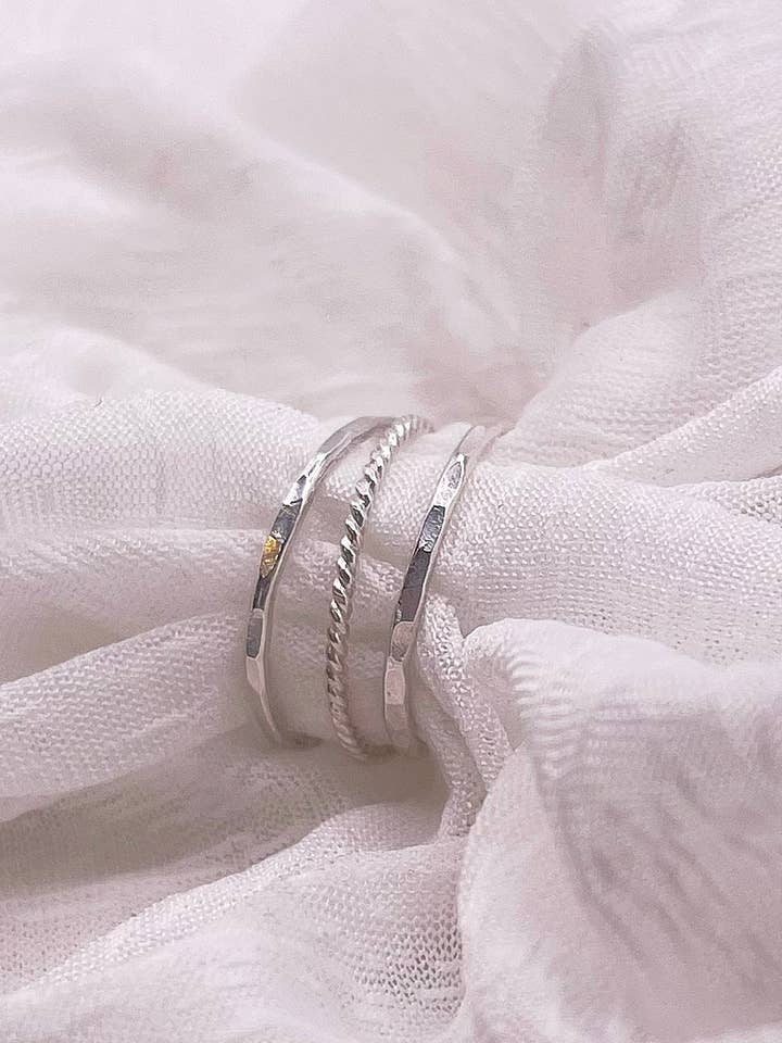 Ensemble de bagues empilables torsadées pour la vente par Ebb and flow