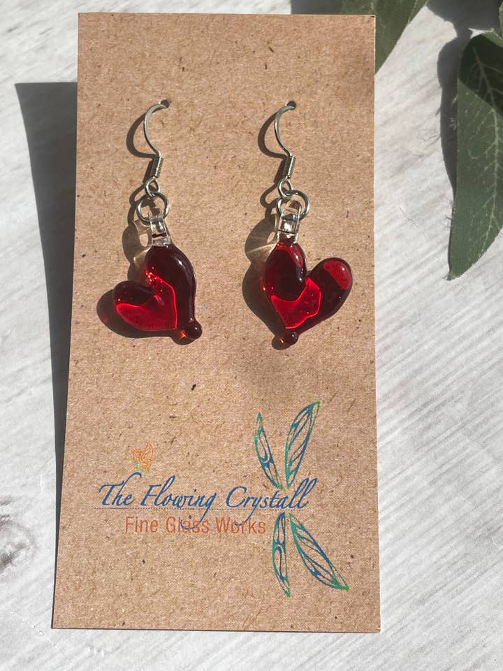 Orecchini pendenti a forma di cuore rosso in acciaio chirurgico per la vendita all'ingrosso da parte di The Flowing Crystall