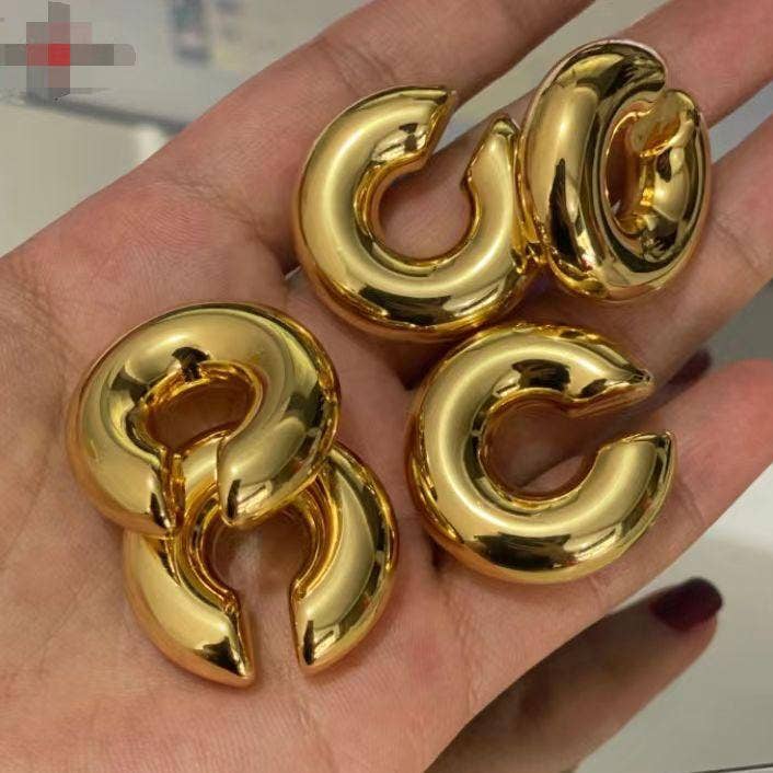 Boucles d'oreilles Chunky Ear, boucles d'oreilles dorées en forme de C pour la vente par Nisso & Co. NYC Jewelry Wholesale