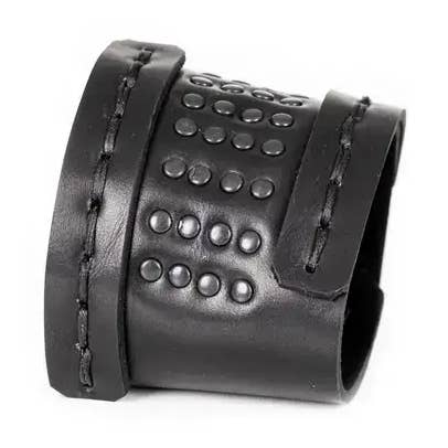 Bracciale da uomo largo in pelle nera con borchie. per la vendita all'ingrosso da parte di The Dark Men