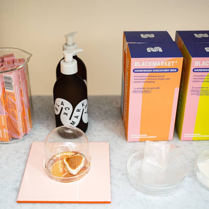 POS - Esempio di profumo con cupola in vetro per la vendita all'ingrosso da parte di Blackmarket