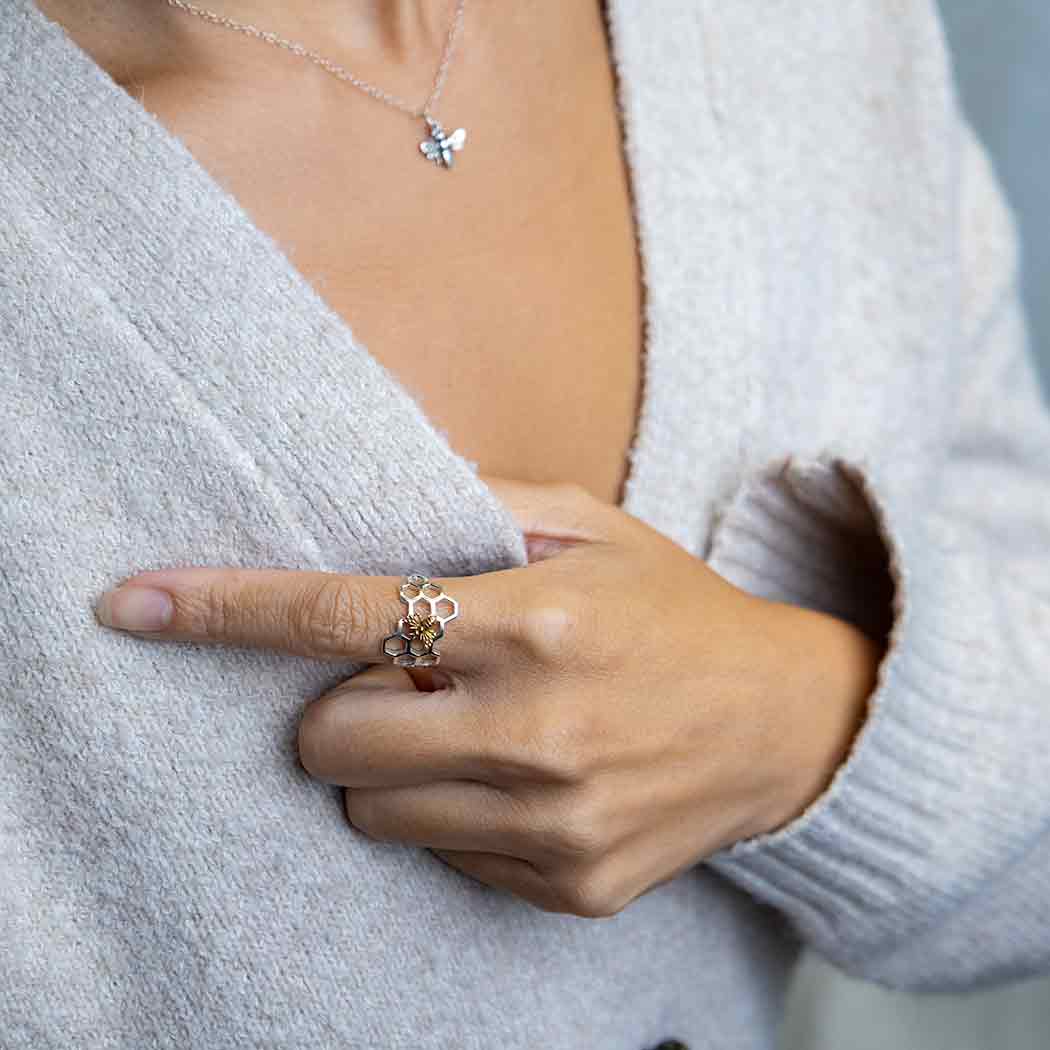 Nina Designs - Wholesale Band/gestapelde ring - Zilveren ring met honingraat en bronzen bij5