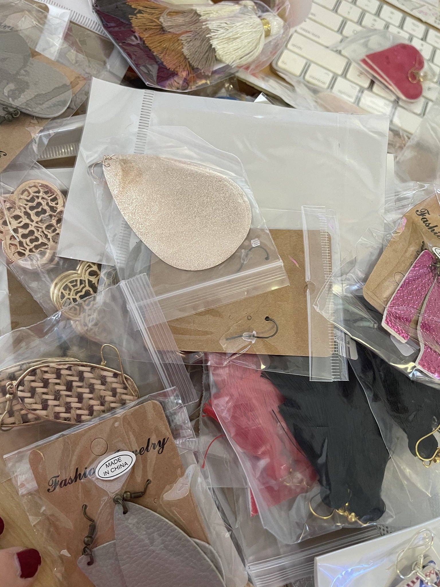 Kate Tuesday Jewelry - Vendita all'ingrosso Parure di gioielli - Sacchetto di gioielli Mystery Grab da $15