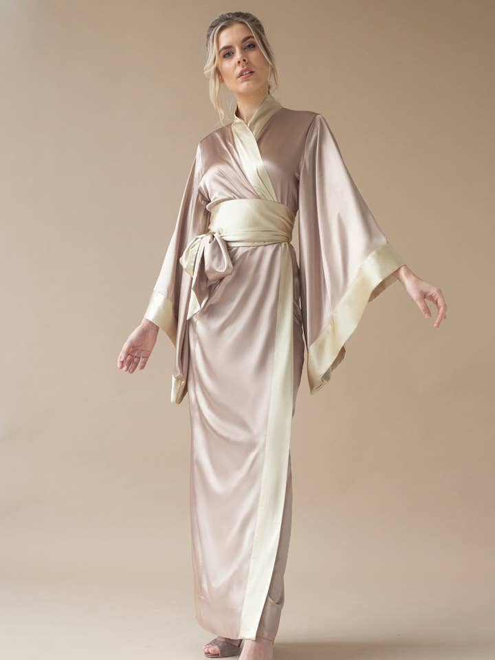Kami lange satijnen kimono gewaad voor wholesale door KÂFEMME and Co